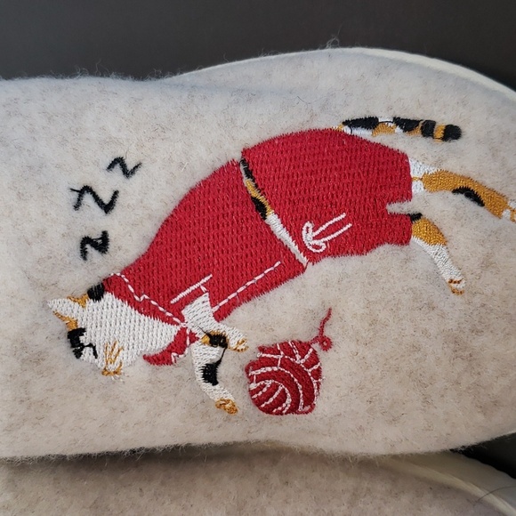 Kooba NWT calico cat plush slippers, size small - Picture 2 of 5